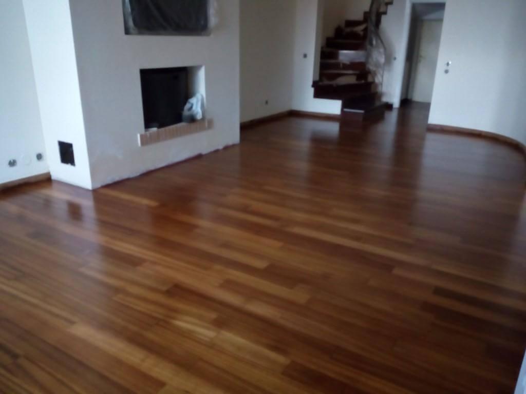 συντήρηση πατώματος με σατινέ βερνίκι