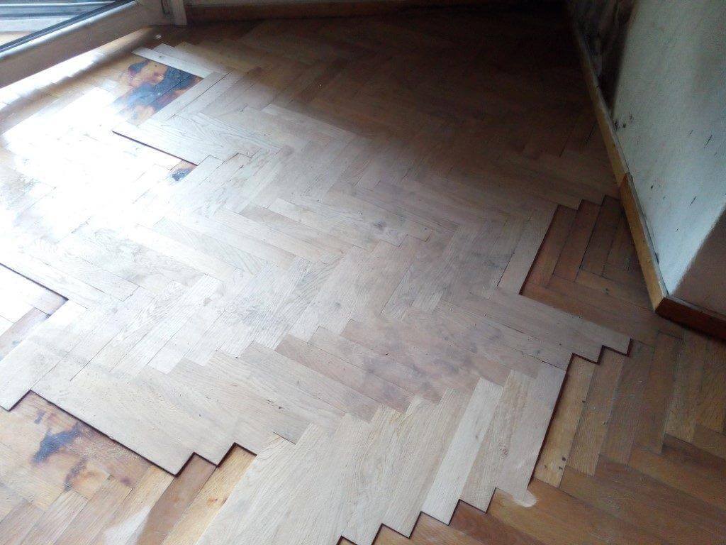 Αντικατάσταση ξύλινου πατώματος με ξύλα ίδιας απόχρωσης και διάστασης