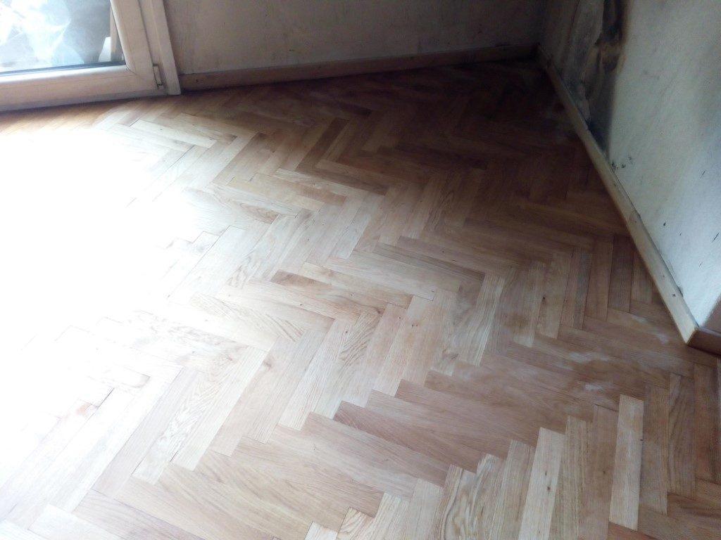 ξύσιμο και βερνίκωμα ξύλινου δαπέδου σε κατοικία