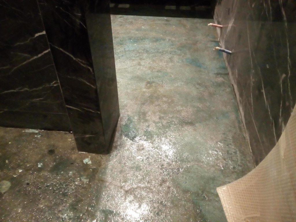 προετοιμασία για κόλλημα ξύλινου δαπέδου