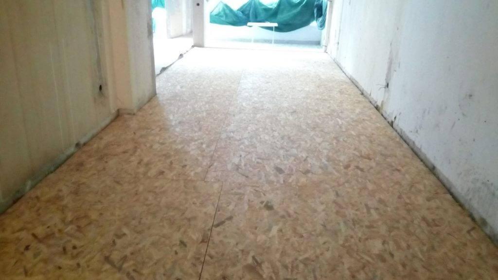 βίδωμα πλακών OSB για εγκατάσταση laminate