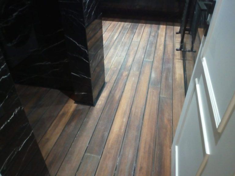 εφαρμογή ξύλινου πατώματος σε λουτρό κατοικίας