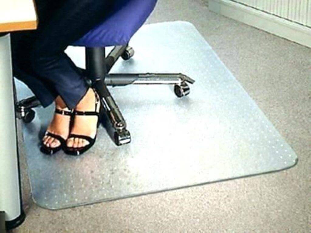 προστασία ξύλινου πατώματος από χαρακιές με ειδικό πατάκι