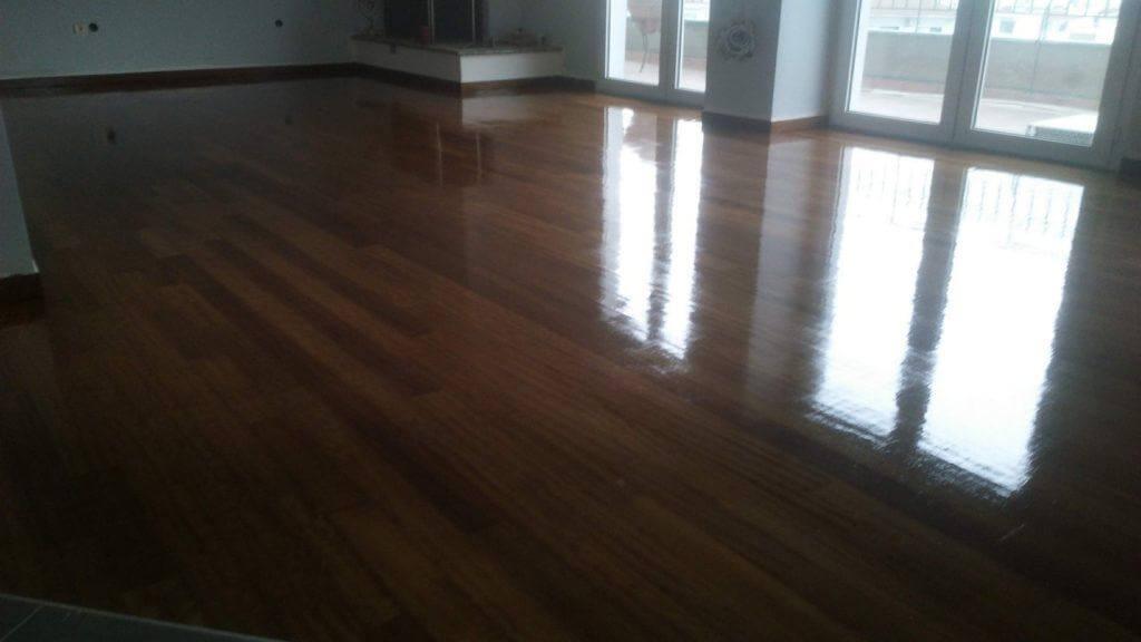 Τρίψιμο και λουστράρισμα πατώματος ιρόκο (με γυαλιστερό βερνίκι) στην Καλαμαριά 7