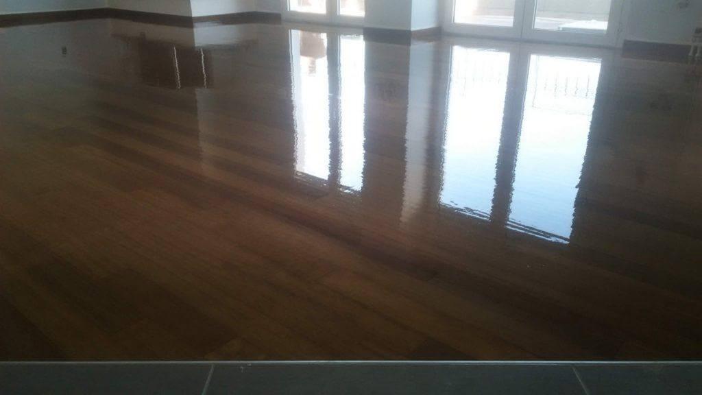 Τρίψιμο και λουστράρισμα πατώματος ιρόκο (με γυαλιστερό βερνίκι) στην Καλαμαριά 9