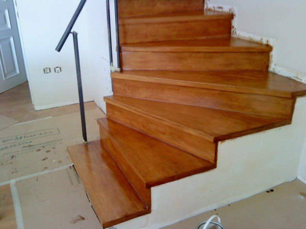 κατασκευή και τοποθέτηση σκάλας από βαμένο ξύλο οξειάς επάνω σε μπετόν