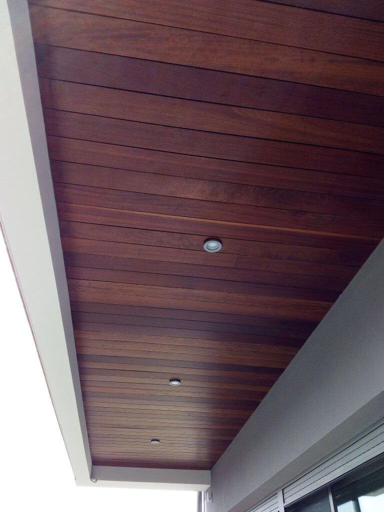 ξυλεία εξωτερικής χρήσης από ιρόκο σε κατοικία