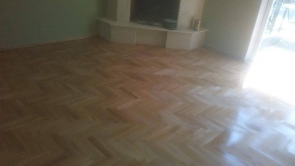 εφαρμοφή φαρμάκου για το σαράκι σε τριμένη και καθαρισμένη επιφάνεια ξύλινου πατώματος