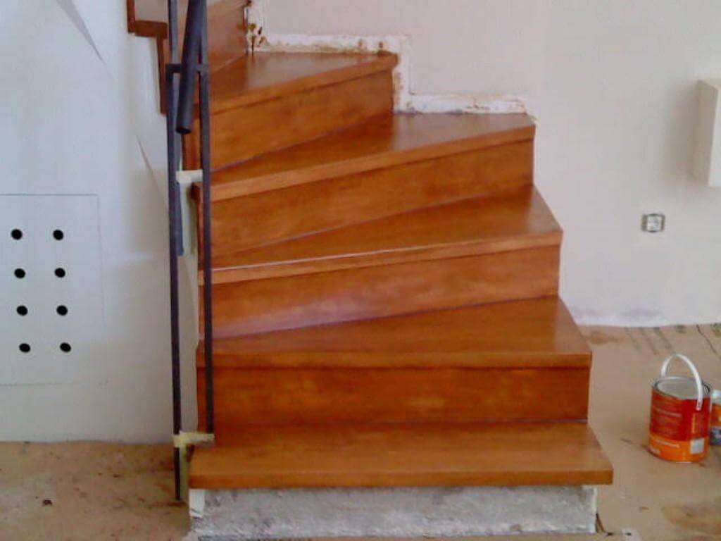 επένδυση σκάλας από μπετόν με σκαλοπάτια από ξύλο οξειάς