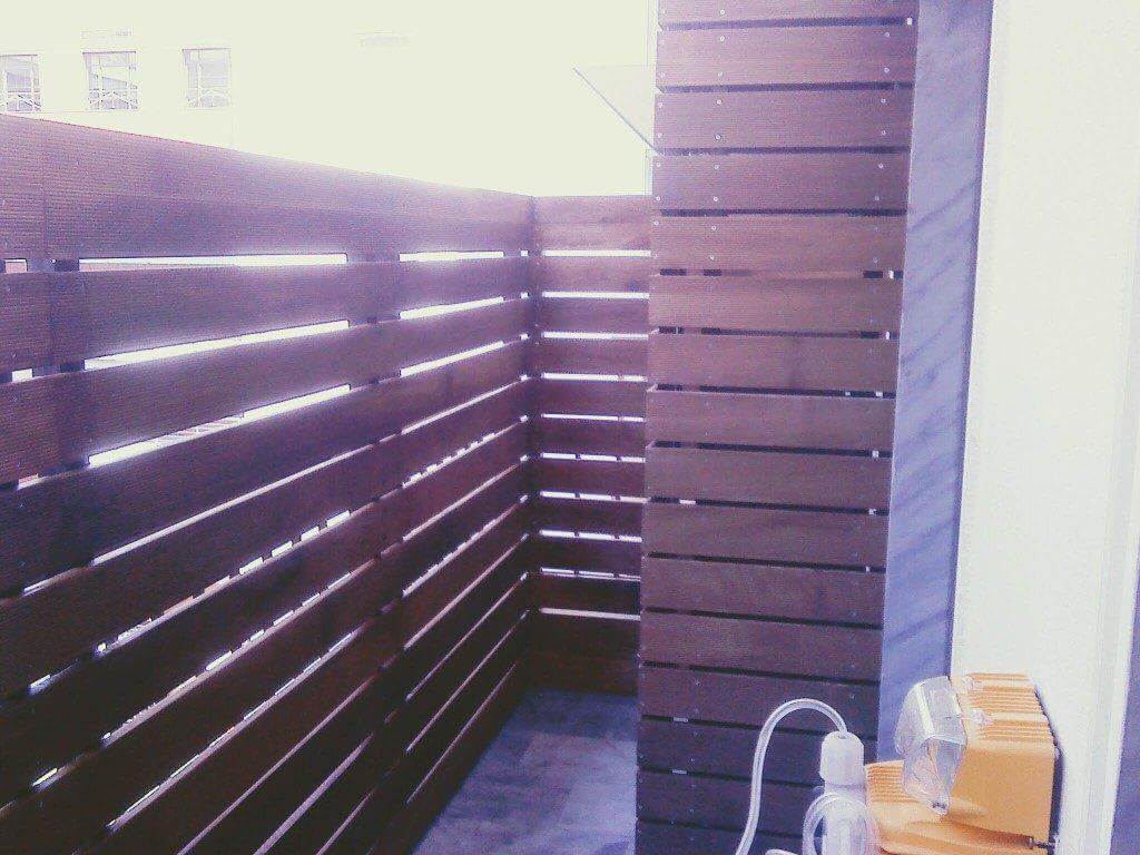 επένδυση - φράκτης μπαλκονιού με deck iroko