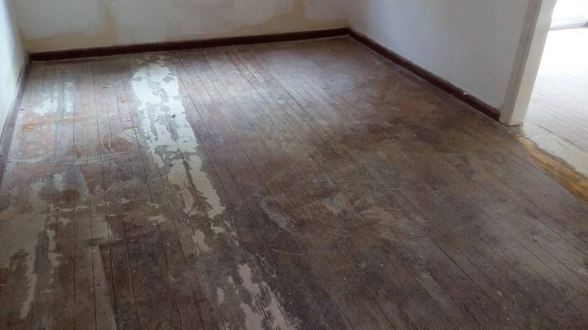 ξύλινο πάτωμα σουηδικής πεύκης με κόλλες και παλιάβερνίκια προς αφαιρεση με την διαδικασία τριψίματος-γυαλίσματος