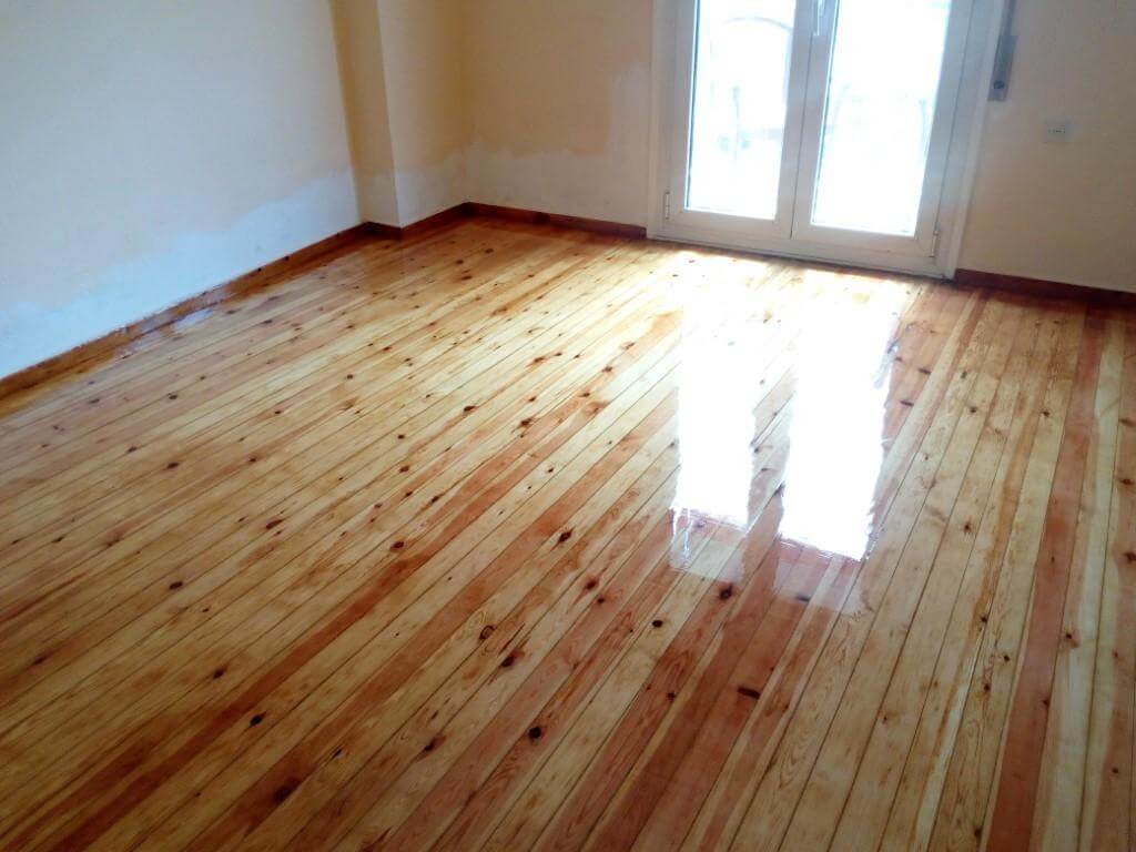 Τρίψιμο και γυάλισμα με γυαλιστερό βερνίκι σε πάτωμα από σουηδική ξυλεία στην Τούμπα Θεσσαλονίκης 1