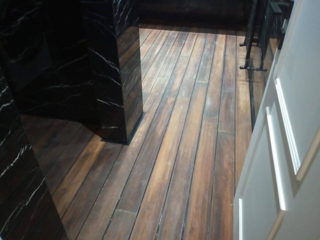 εφαρμογή ξύλινου πατώματος σε λουτρό κατοικίας