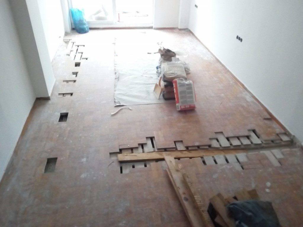 αφαίρεση σανίδων σε ανακαίνιση κατοικίας για υδραυλικές εργασίες