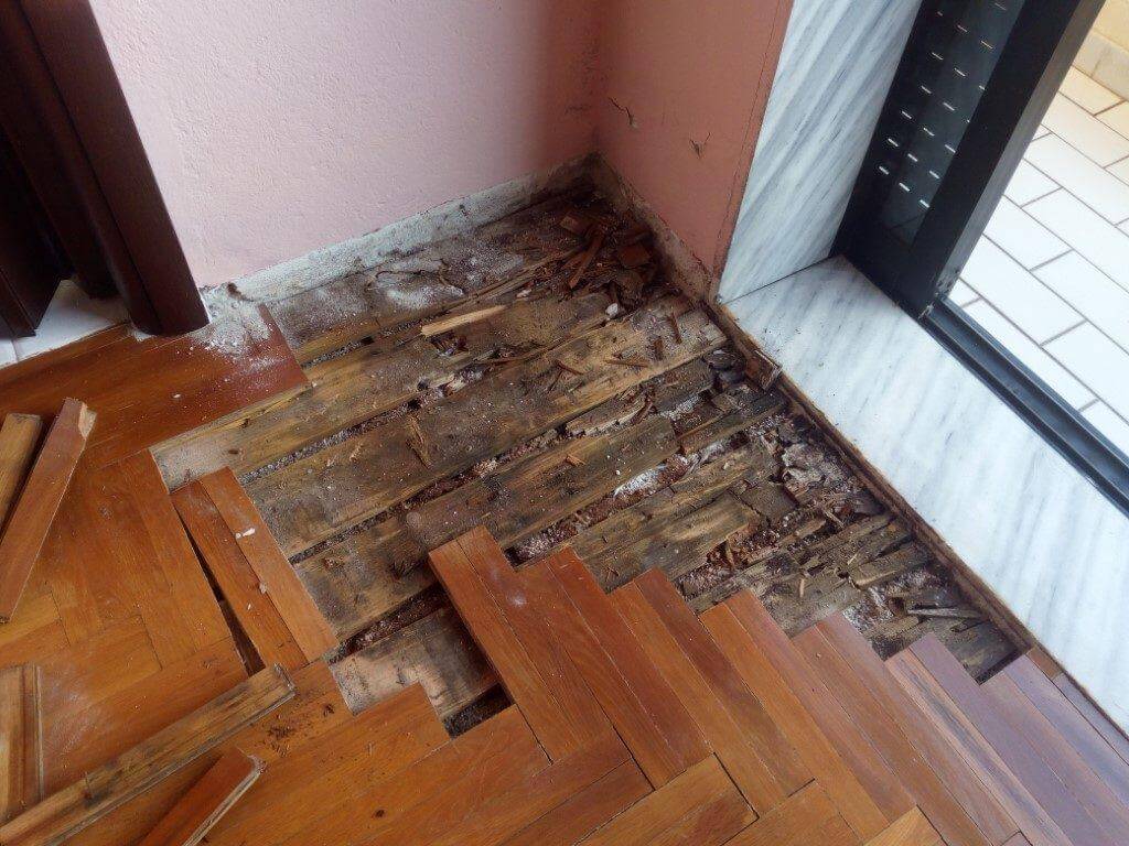 φθαρμένο δάπεδο ξύλινο όπου θα γίνει επισκευή